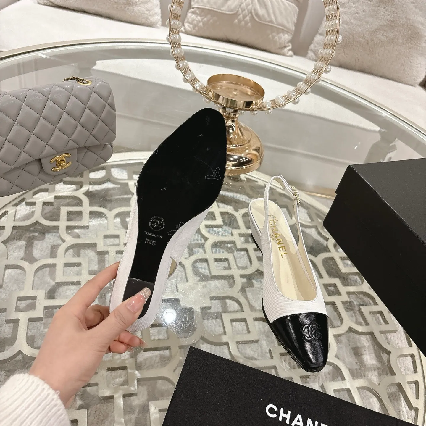 👟👟Ex-factory price 520👟👟 𝐂𝐇𝐀𝐍𝐄𝐋 Xiaoxiang 25𝐬𝐬Spring and summer new products Counter classic Xiaoxiang color-blocked back hollow wedge sandals series new〰 🍬 A must-have in the fashion circle, the matching will interpret the meticulous, minimalist and classic elements that will never fade away 💋Shows a unique dressing style that is too beautiful to say. A must-have for summer... Upper: original high-custom lambskin lining: imported mixed sheepskin lining Outsole: original Italian leather outsole Heel height: 4.5cm Shoe size: 35-39 (40.41.42 customization is not returnable)